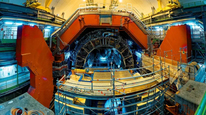 CERN-ის ALICE დეტექტორის ფერადი და რთული კონსტრუქცია ექსპერიმენტის დარბაზში